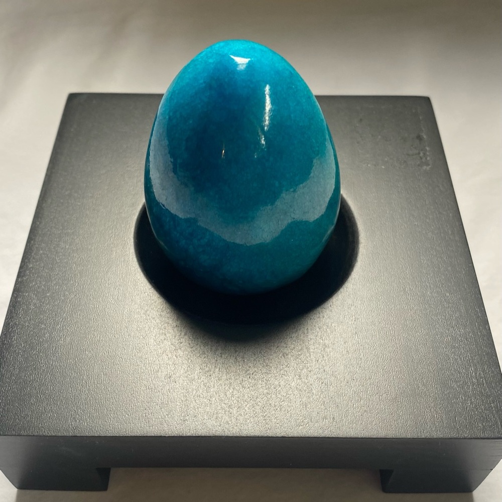 Stone egg carving- crackle quartz? calcite?
